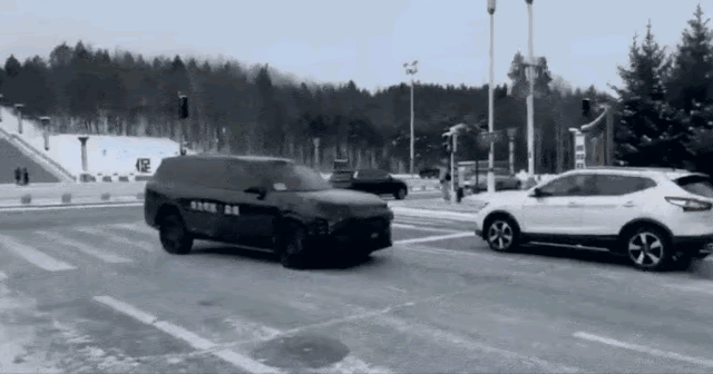 华为乾崑Ⅰ奕境，有可能以后得4S店就是这样的招牌，相对于——鸿蒙智行Ⅰ问界，明显