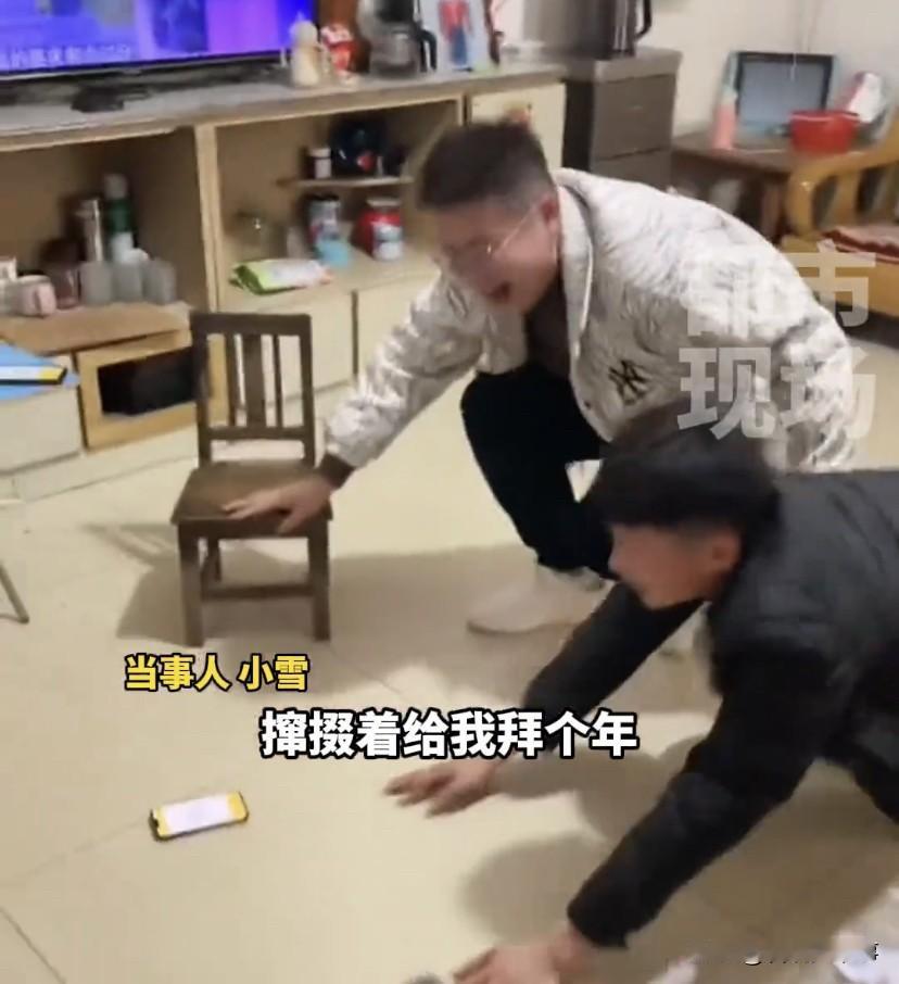 “小叔子给嫂子跪地拜年合适吗”？山东临沂，一家人齐聚在一起过新年，同辈之间聊天吃