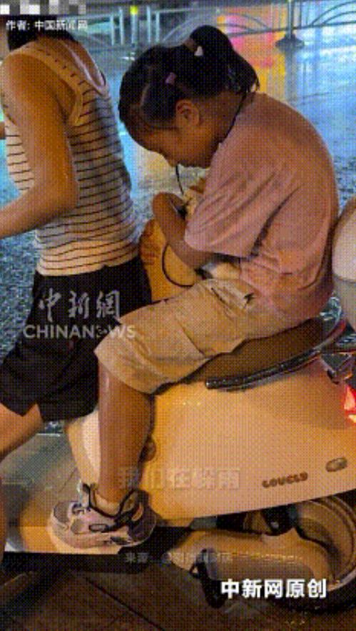太感动了！湖北宜昌，一妈妈骑电车带女儿和猫咪回家途中下起大雨，母女全身湿透，小女