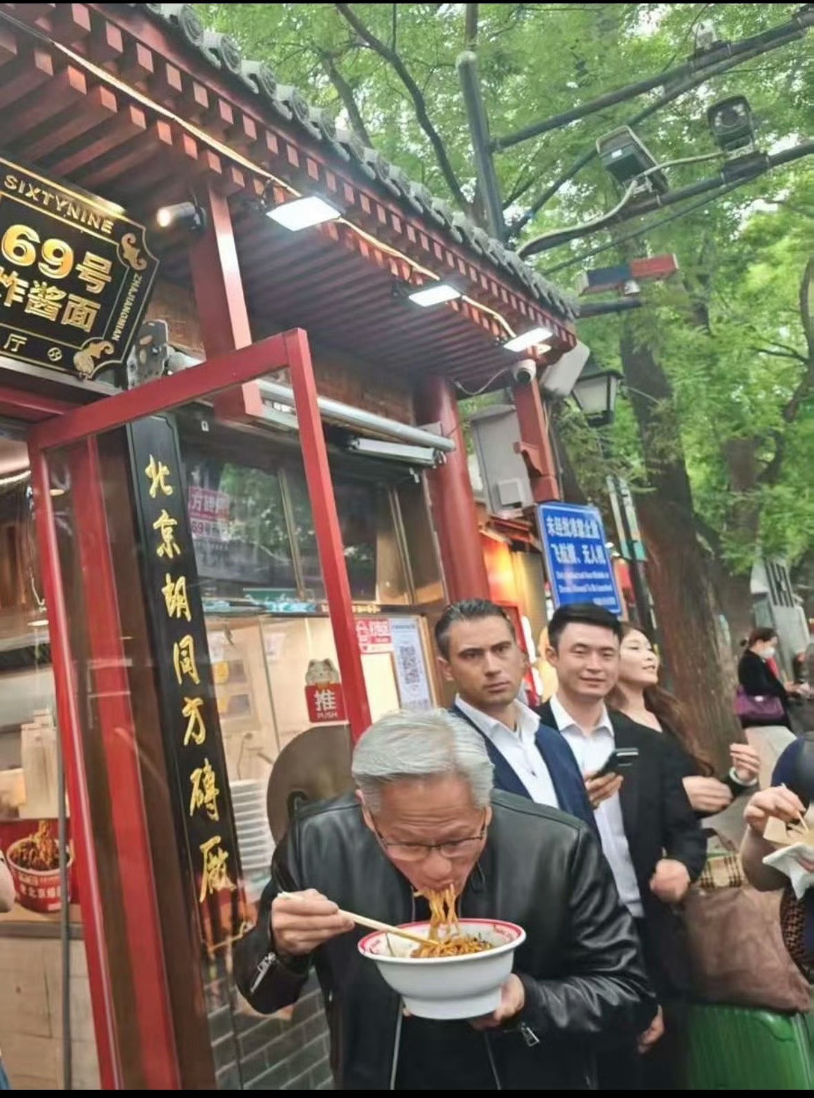 被雷军的反差萌戳到了千亿总裁也吃路边货，太接地气了！ 厉害的人爱好都相同！这就是