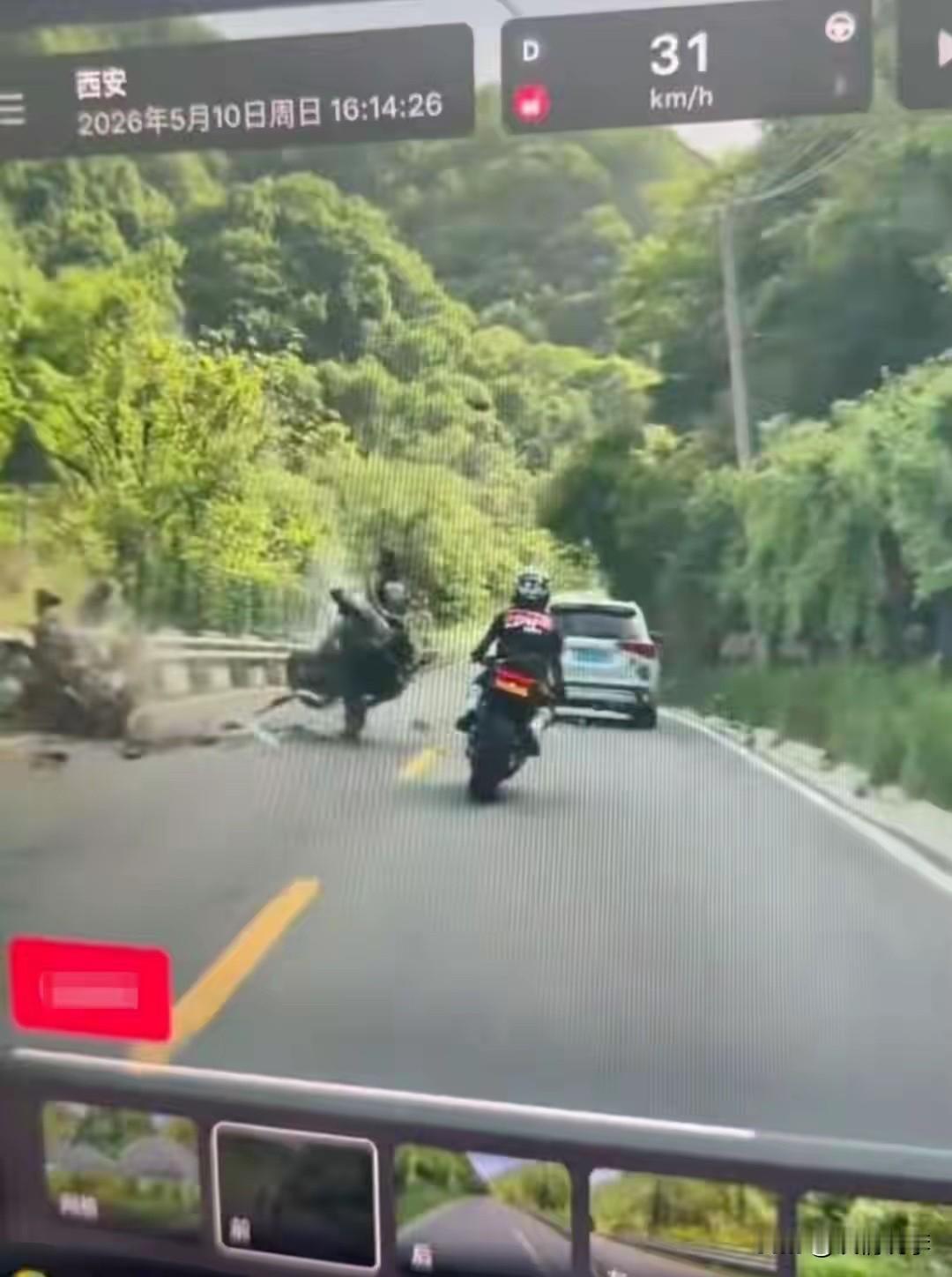 太可惜了！踏板摩托车主才36岁，遭遇如此无妄之灾。

仿赛摩托车主25岁，逆行撞