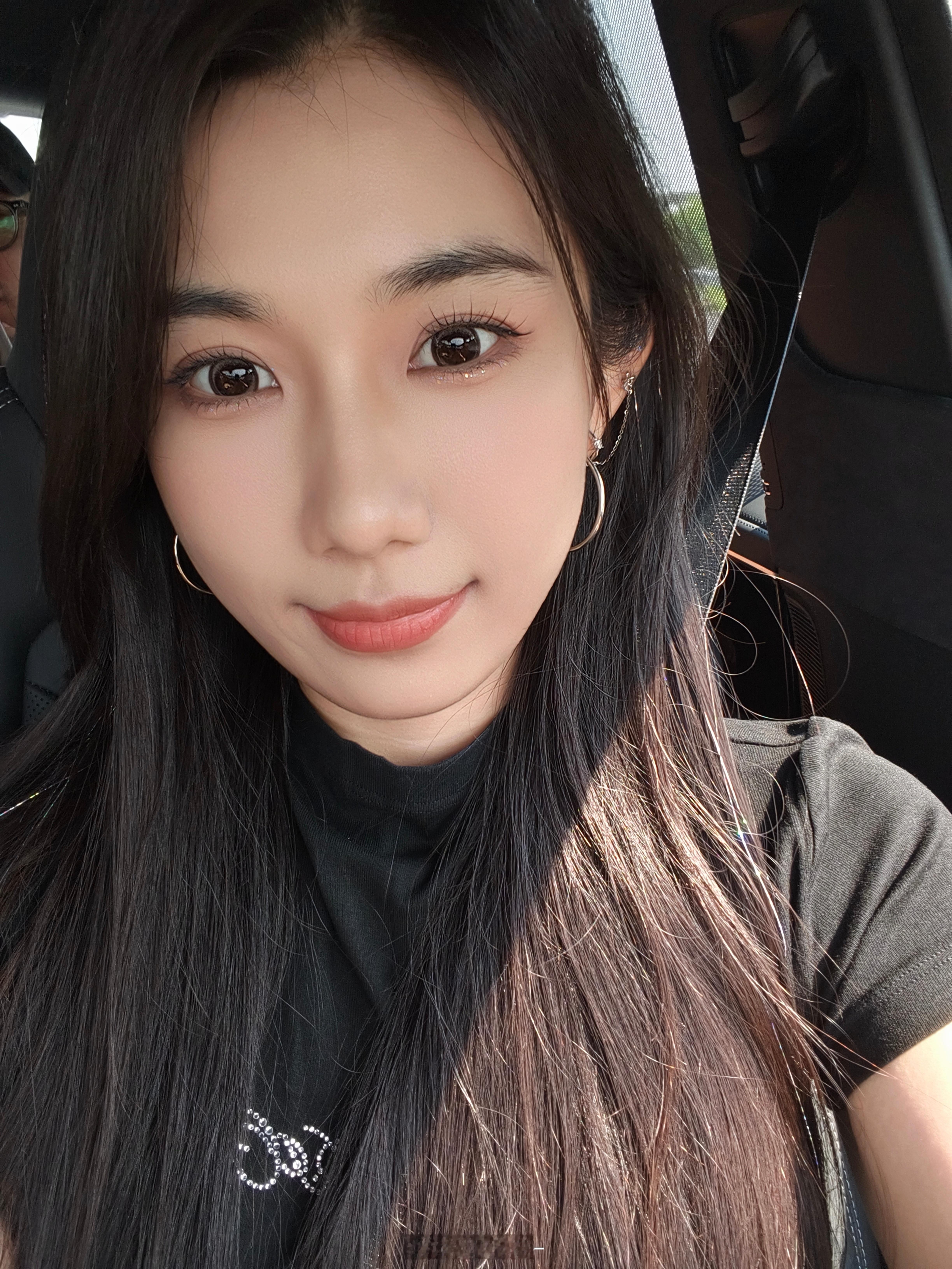早上好哇我这时差比国内晚一个小时所以还不到七点[喵喵]算起得早了吧早安卷妹的唠嗑