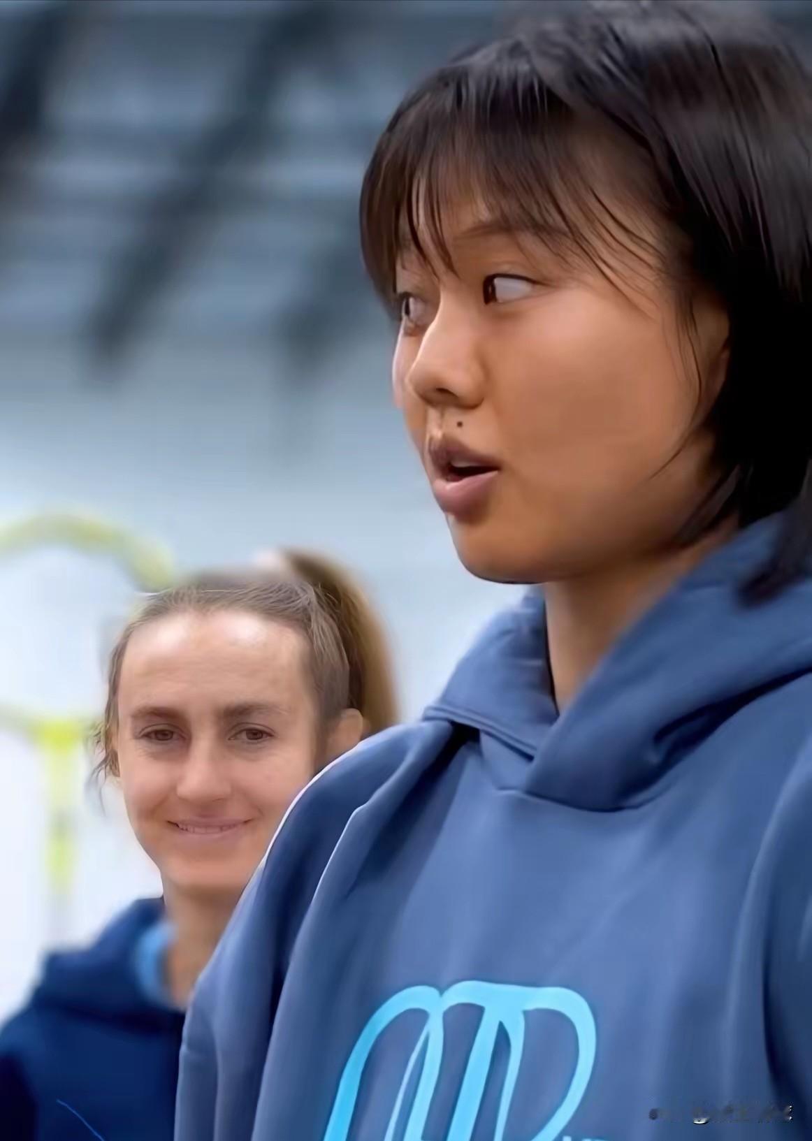 龚翔宇在美国联赛麦迪逊队和队友互动，有意思的是漂亮的龚翔宇，换了一个干净利索的短