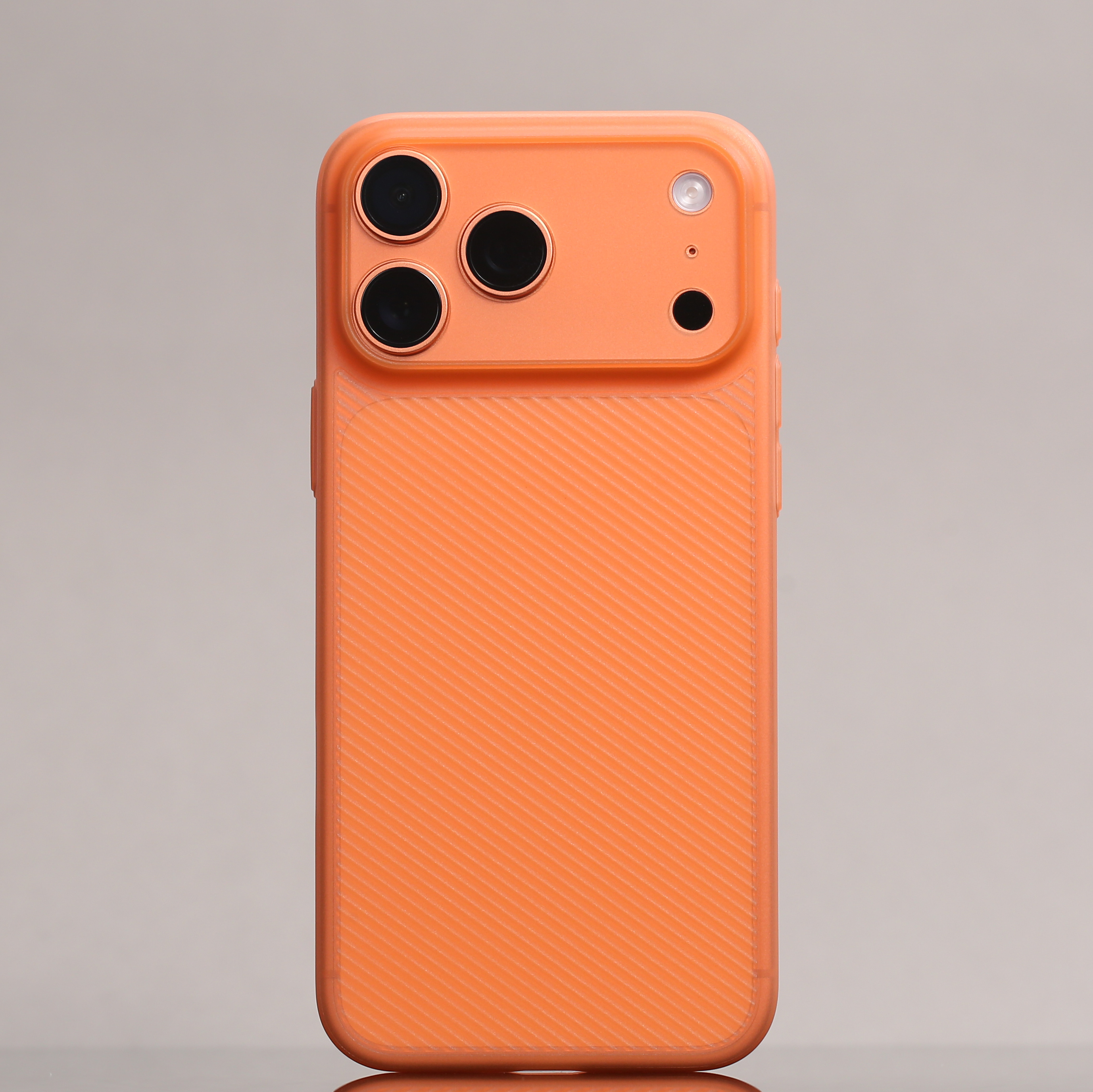 17ProMax 星宇橙机身搭配超薄波纹透橙这组合可以，一体性很高。 