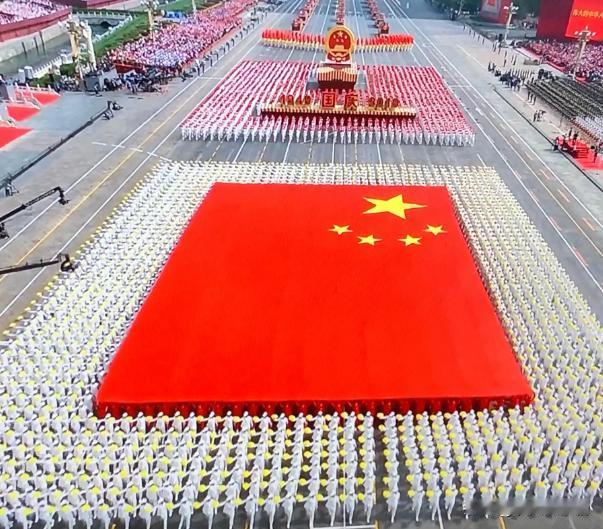 今天上午，我弟去面试，考官问：祖国是母亲，那父亲是谁？我弟回答：人民。考官说，人
