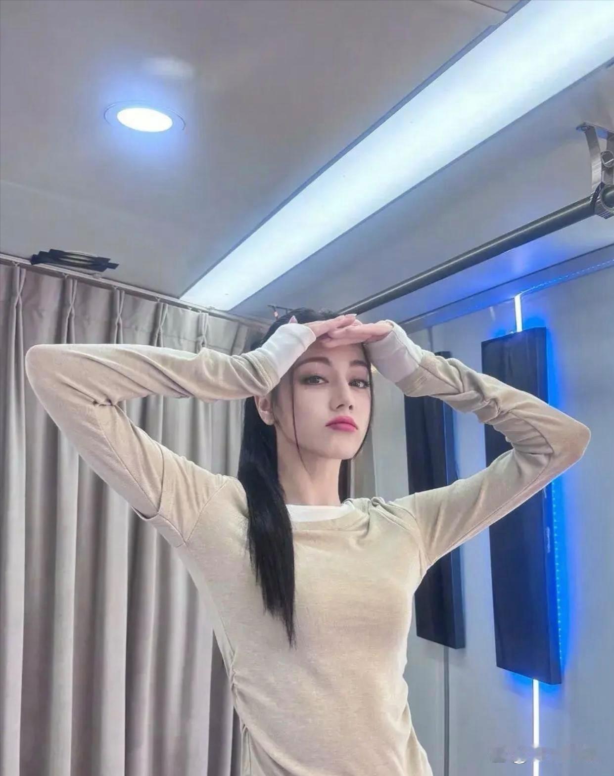 迪丽热巴的身材真是让人惊叹，她得有多瘦啊 