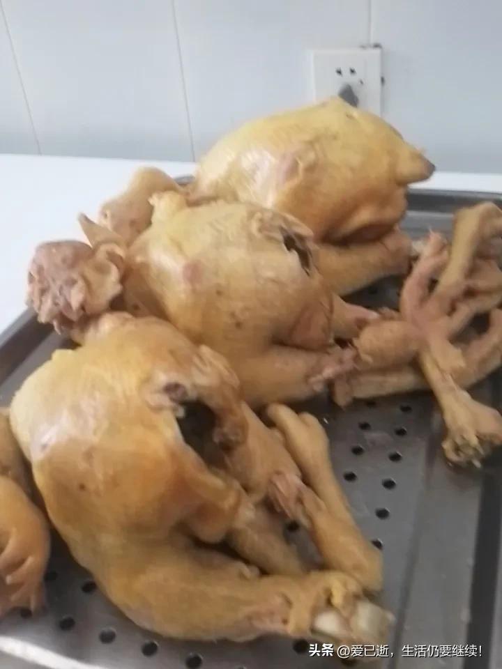 今天酒店来了三个外团，全部吃云南过桥米线，共78套，这也是开年来最多的一天。久违