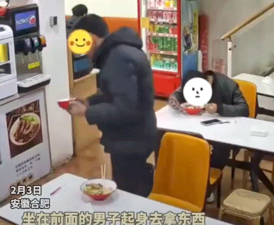 笑不活了，安徽合肥，两名互不认识的男子，同时来到一家餐馆坐邻桌吃猪脚饭，不料吃饭