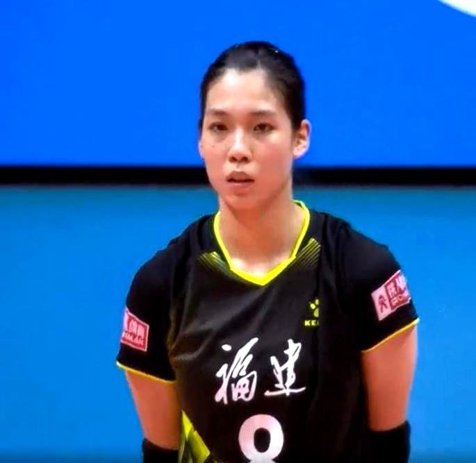 昨晚，女排杀出两个新“大杀器”。

一个扣球像开挂，一个把地板砸穿。

吴梦洁2