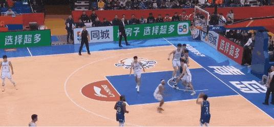 炸裂！青岛男篮新星杨瀚森暴力隔扣余嘉豪！

在今天晚间进行的CBA常规赛青岛国信