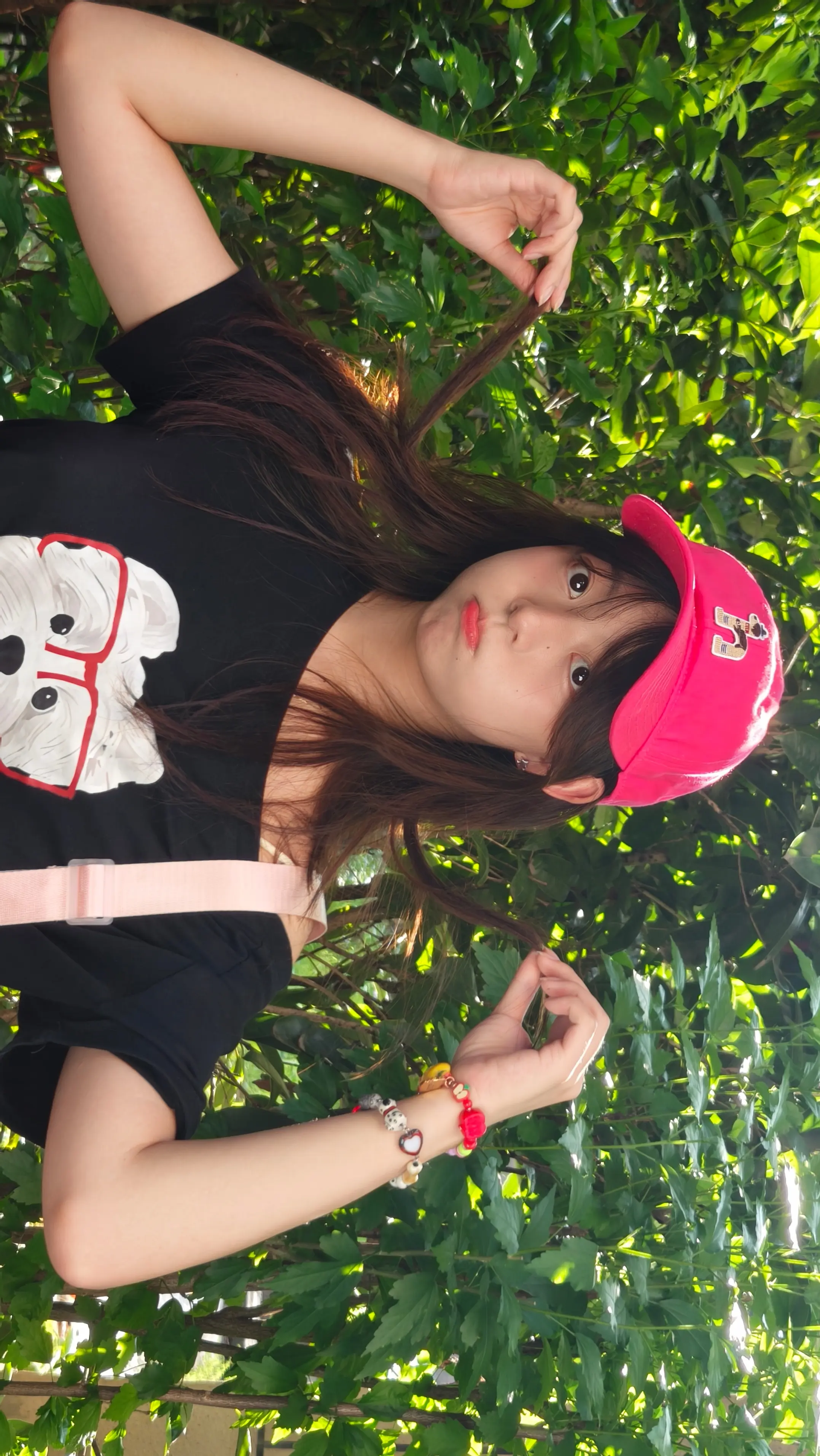 请大家为这个40°C还敢出门拍照的小女孩点赞
