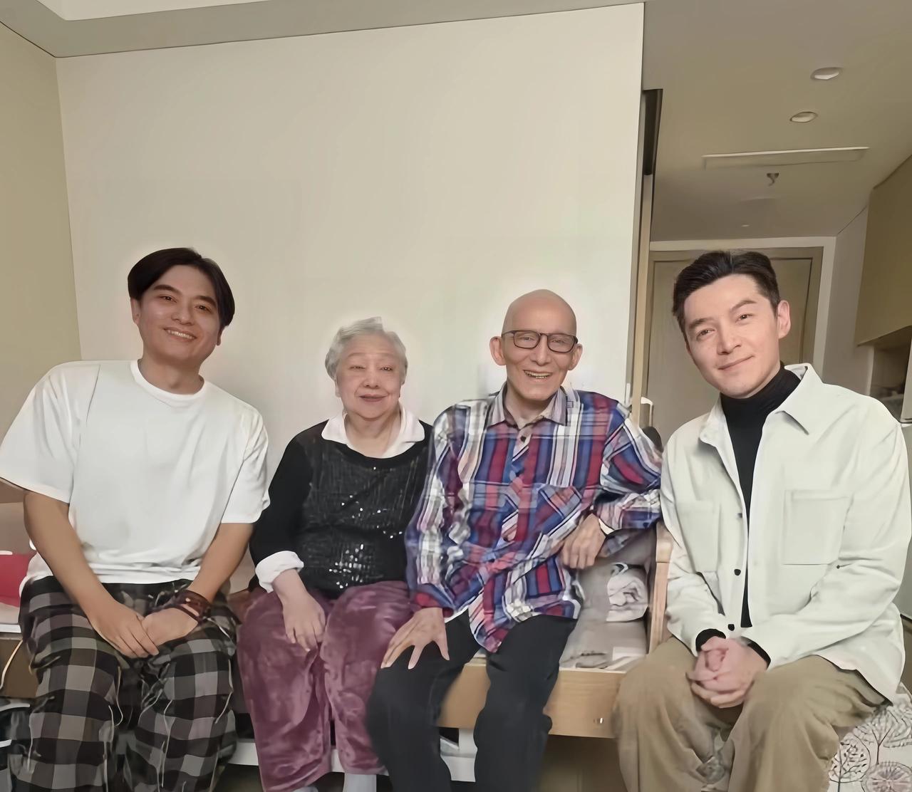 这是陈龙和胡歌去养老院看望游本昌爷爷时，在一起的一张珍贵合影。
当游本昌爷爷看到