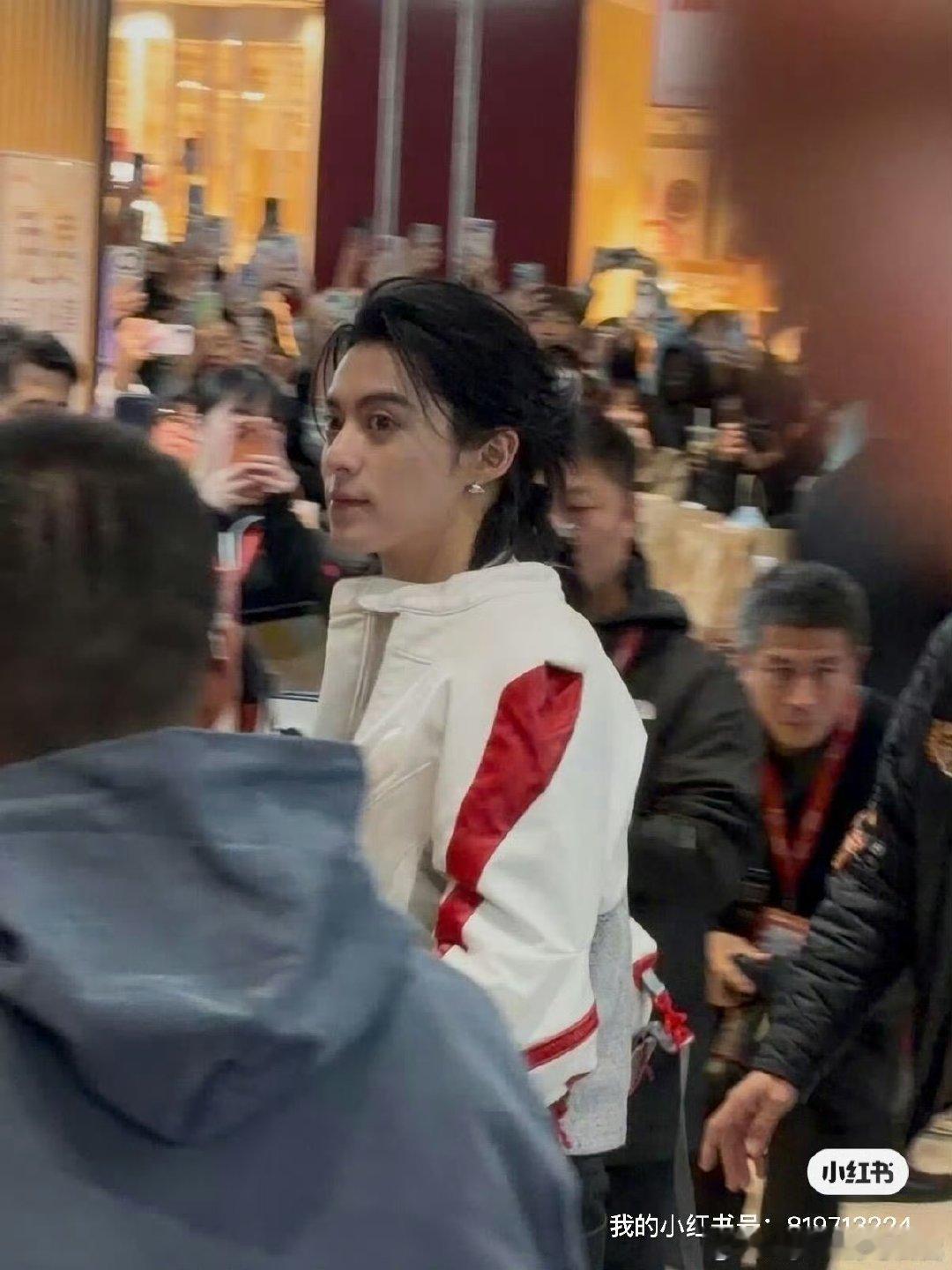 王鹤棣线下活动  王鹤棣线下活动的人气真的好高呀，没有想到现场有这么多粉丝呀，完