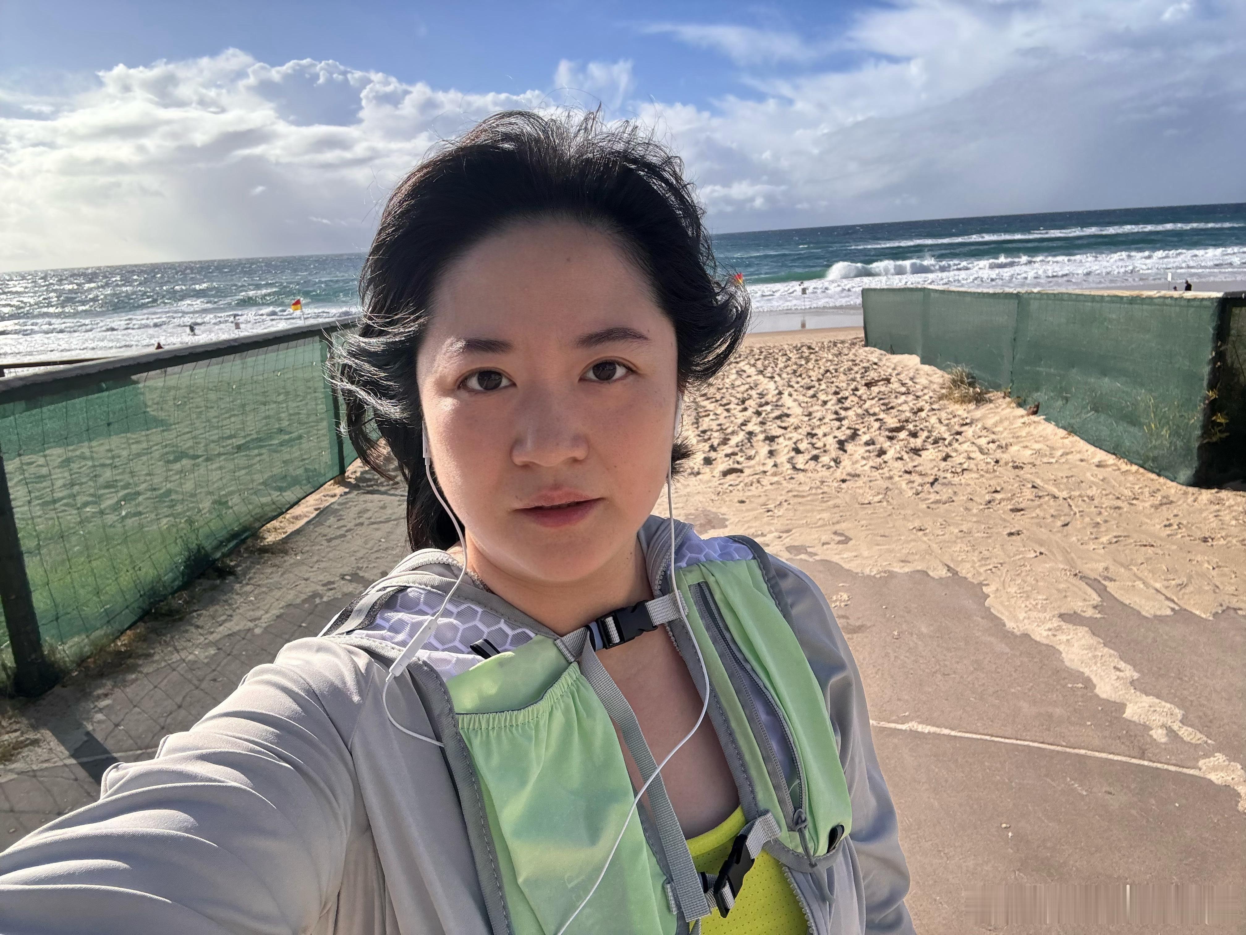 今日份运动打卡，海边跑步🏃🏻♀️蔚蔚的健身