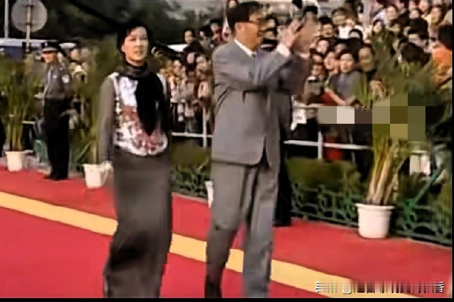 都说刘晓庆衣品不佳。在2004年金鸡百花奖现场，53岁的刘晓庆与著名导演谢晋携手