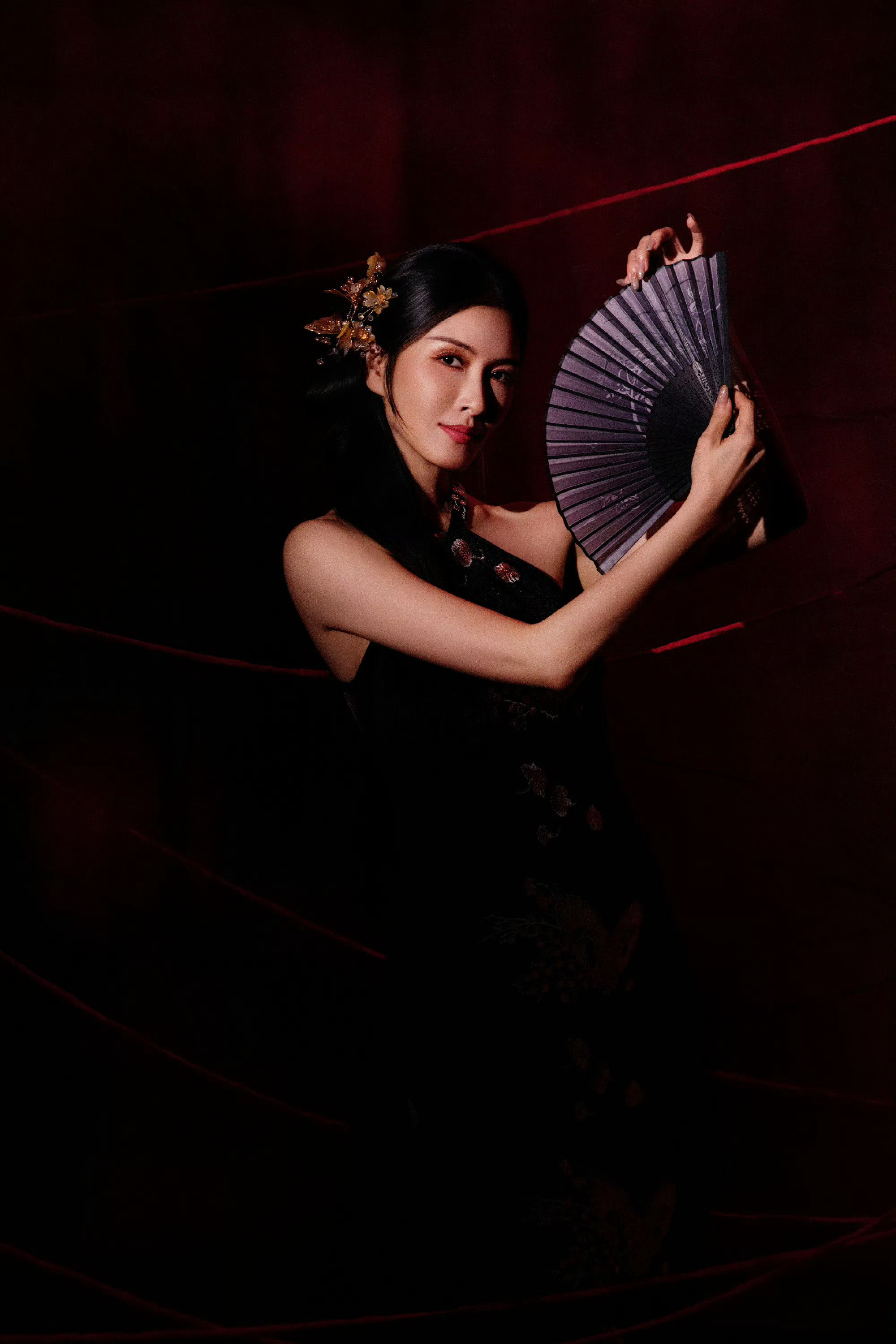 徐洁儿徐洁儿四公锁造型徐洁儿live美成啥了黑底绣花旗袍碰撞热烈红绳，徐洁儿四公
