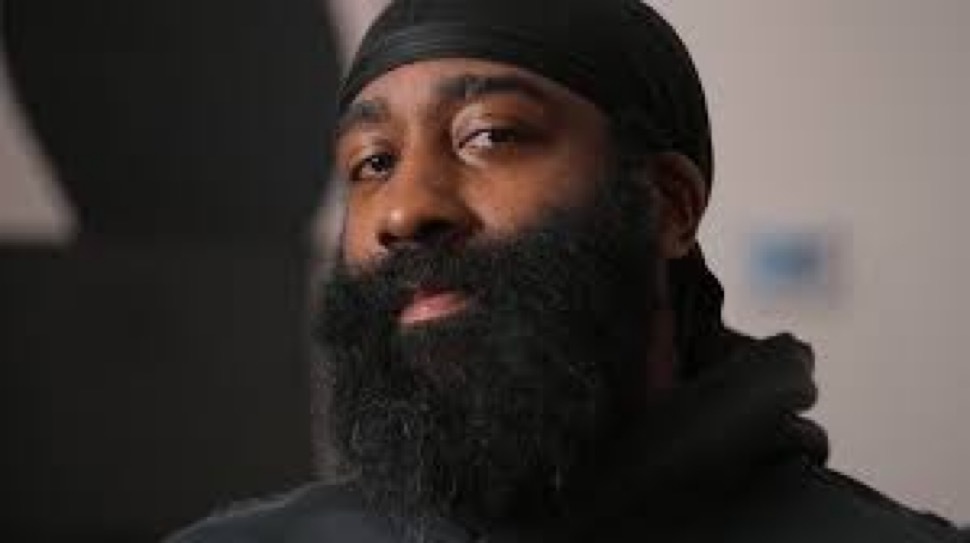 哈登说，如果布鲁克·洛佩兹对场上情况不满意，他会直接“骂你”。哈登表示：“他是个