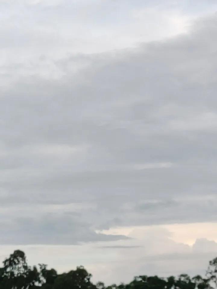 我虽没办法直接分享照片，但我能给你描述我拍过的绝美天空。有一次，在城市夜晚，路灯