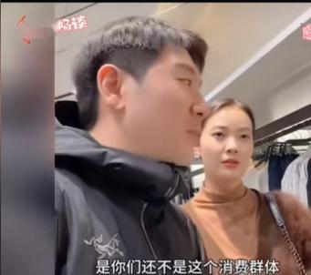 “谁给你的优越感！”一对夫妻逛服装店，妻子随口问了句衣服多少钱，店员回答6800
