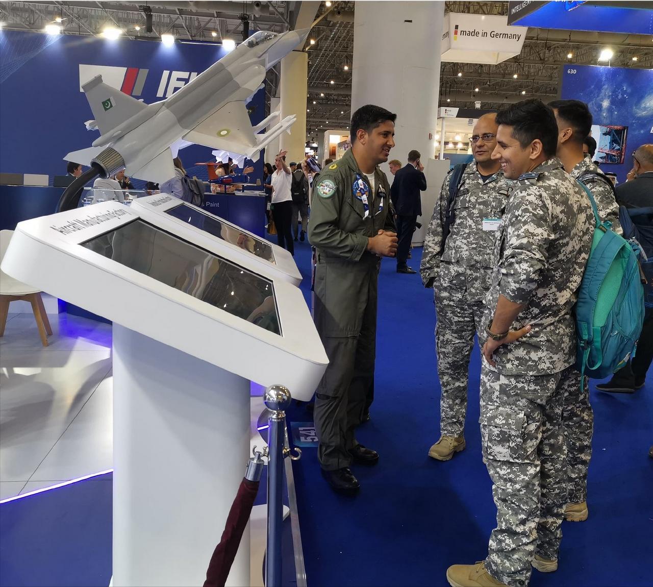 相逢一笑泯恩仇？印度空军人员在2025迪拜航展上听取巴空军人员介绍JF-17“雷