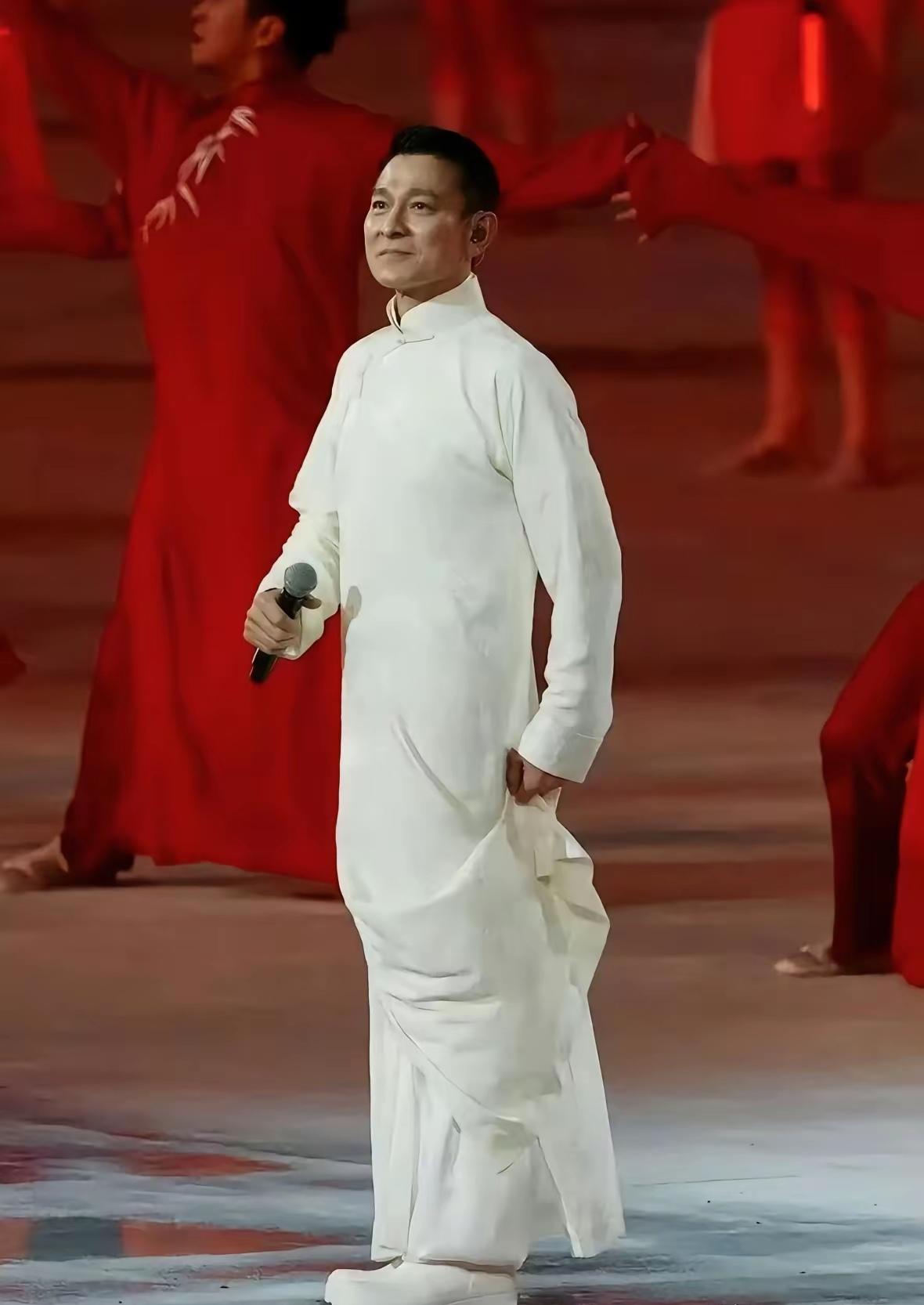 谁能想到！全运会开幕式被刘德华唱成个人演唱会现场！一首《中国人》直接点燃全场，大