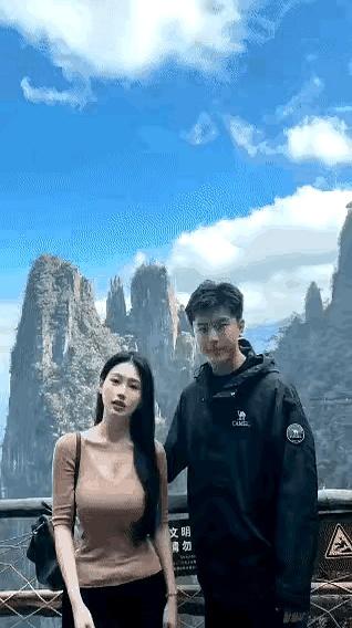 山风一过，镜头里两张年轻的脸靠近了，吻很快，手却停在半空。
像情侣吗？
不像。