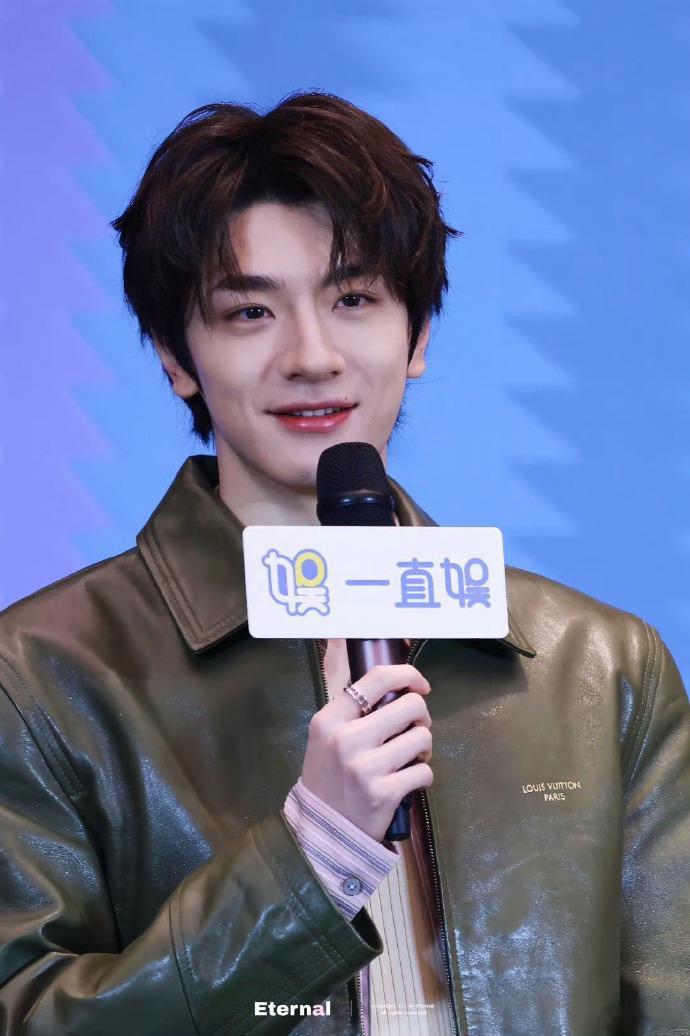 有什么烦恼去签售跟林一说林一签售的温柔杀直接拉满！摸头杀+狗狗眼攻击，上目线盯着