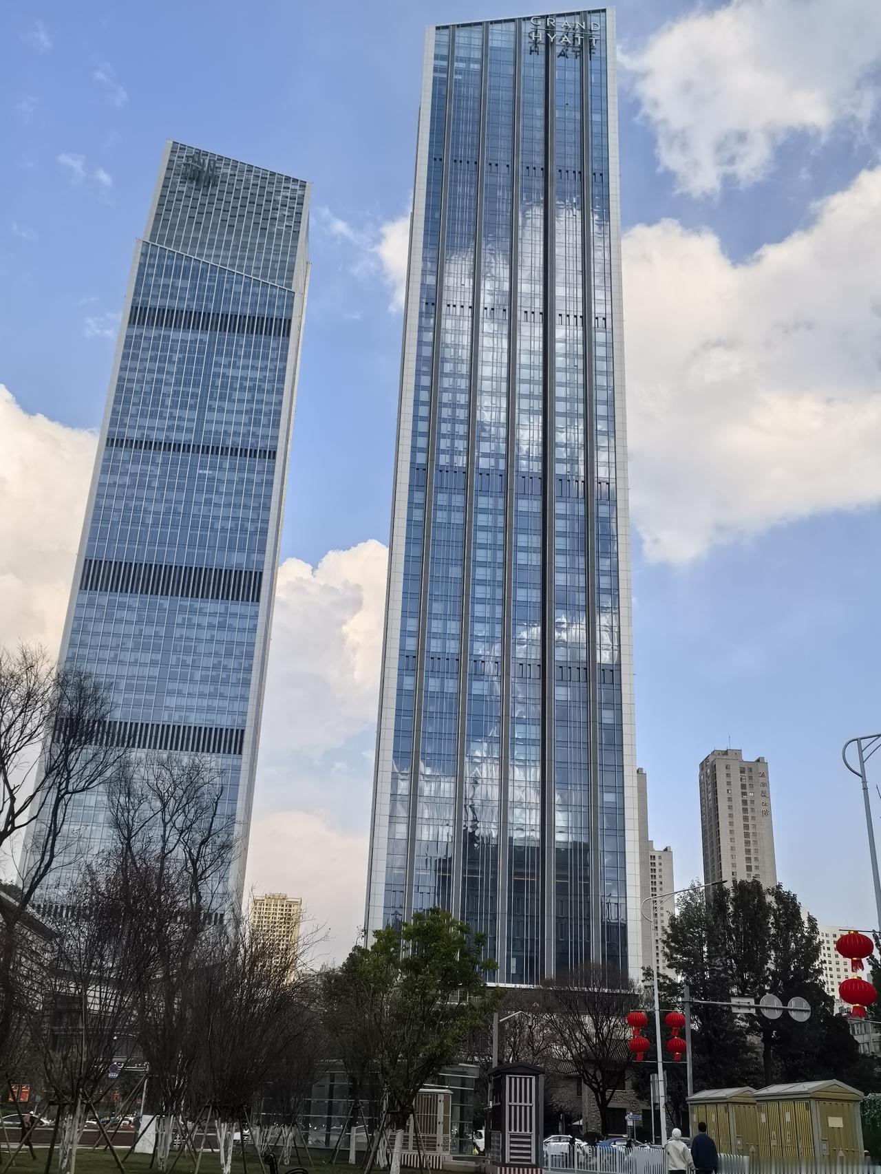 我们每个人的站的角度立场不同，所看到的事情，人物也不同，尤如这两幢楼，其实后面一