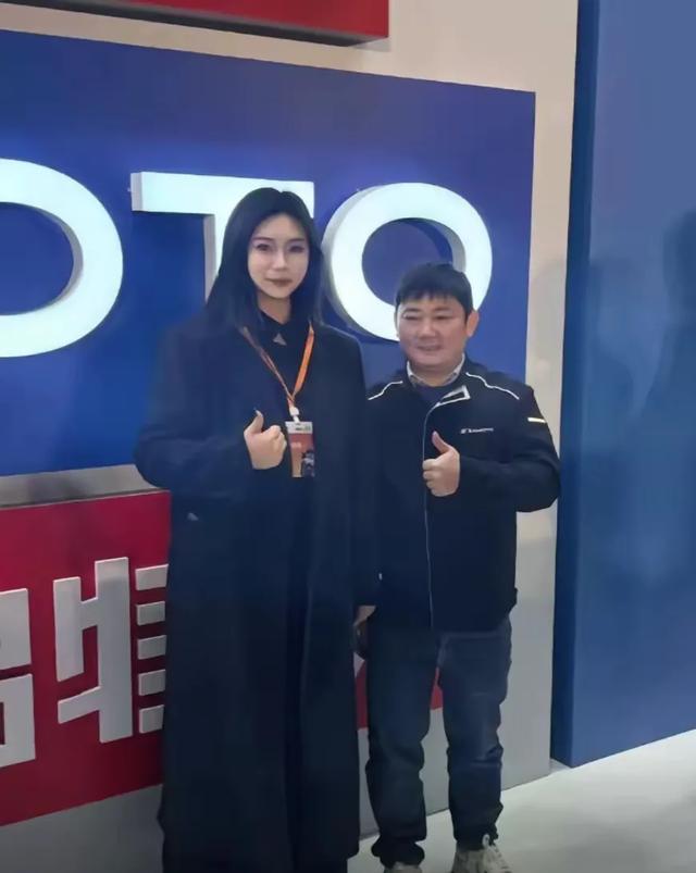 不知道与张雪合影的这个美女是何许人也？为何能这么容易就与“大名人”张雪单独合影！