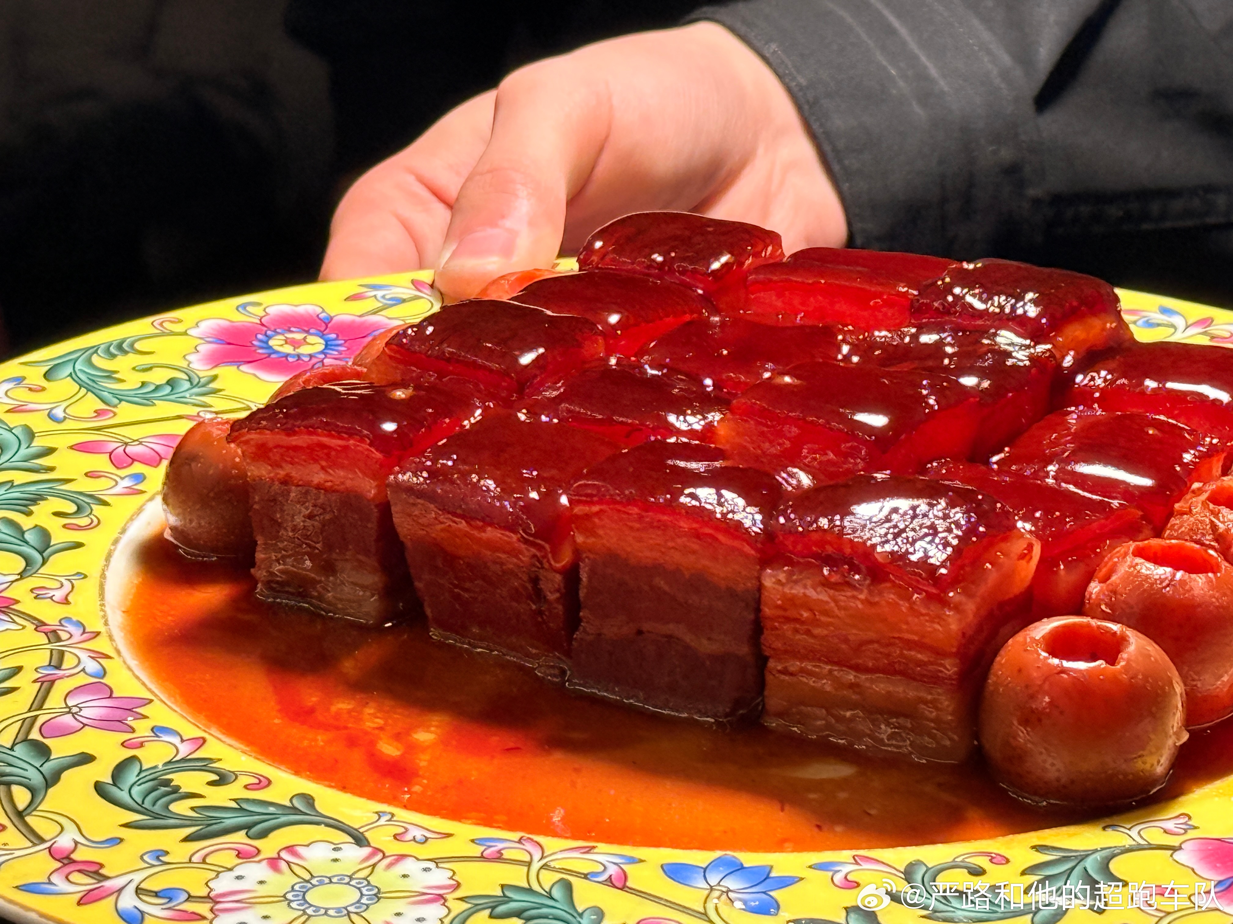 亚运村之京华楼，经年守望，如故人重逢。肆中主厨研习京味数十载，心手合一，已至随心