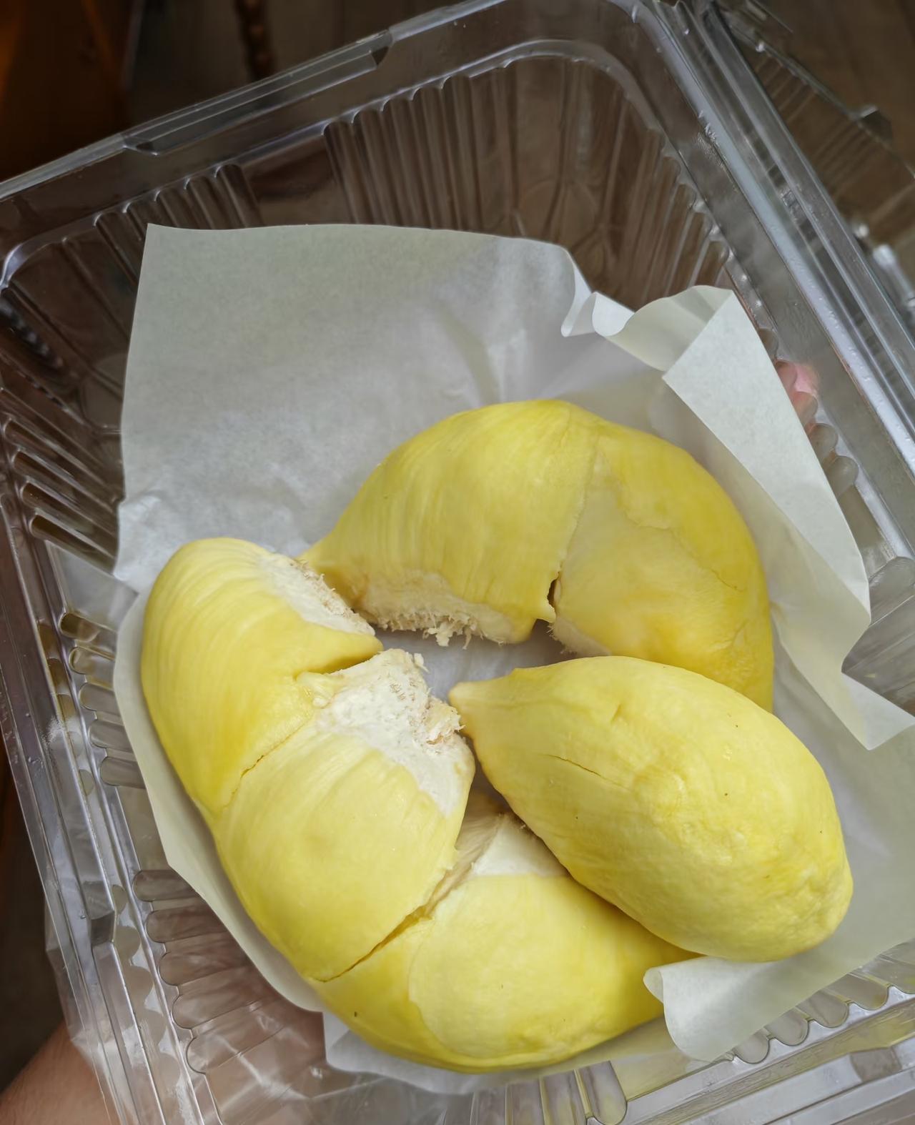 终于弄明白了
为什么榴莲价格迎来大跳水
不是榴莲不好吃了，也不是没人买了，而是货