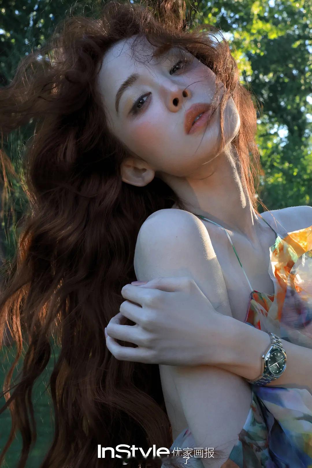 娜扎的新杂志封面图，娜扎的美貌是不是没有被质疑过？🤔 