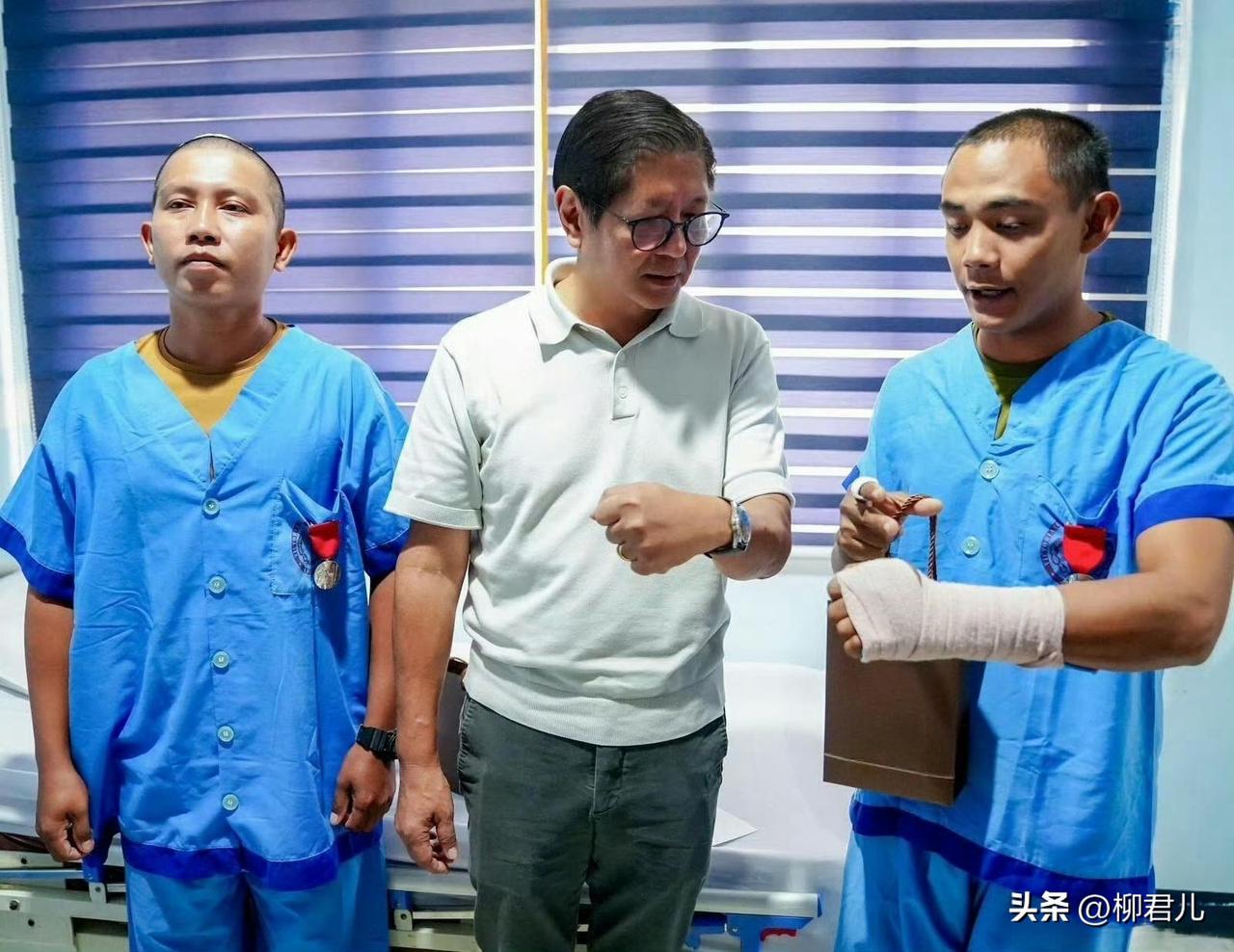 菲律宾总统小马科斯，探望仁爱礁冲突事件两名菲律宾海军伤兵，授予勋章和慰问金。 ​