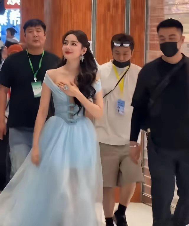 7月5日，迪丽热巴参加品牌线下活动时，穿了一条全开叉的深V礼服，大半胸部都露了出