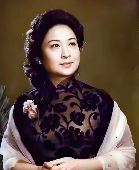 大家还记得照片中的这位优雅大气的女士吗？她年轻的时候出演过《江姐》成为第一代“江