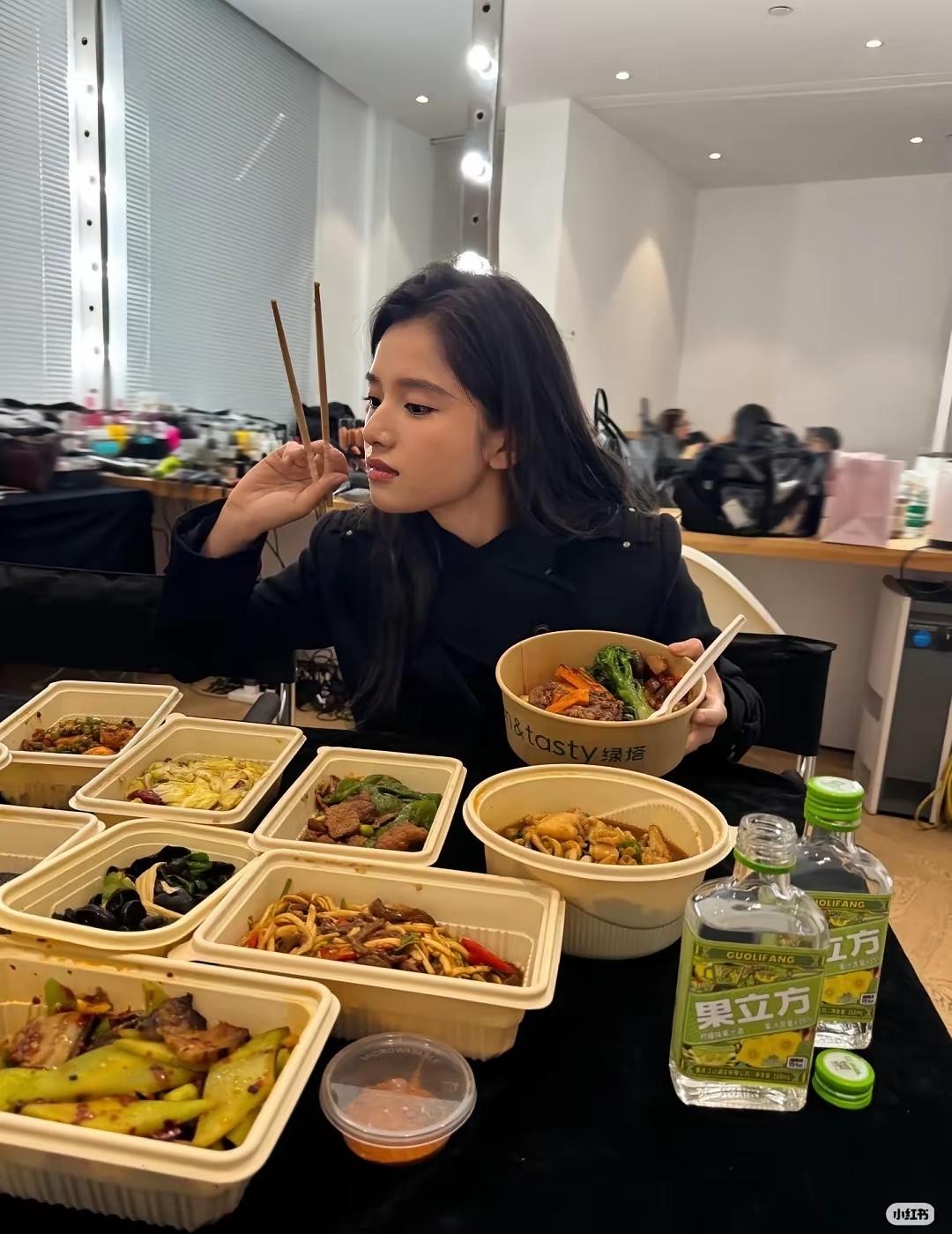 张婧仪这么有钱也吃外卖，真接地气