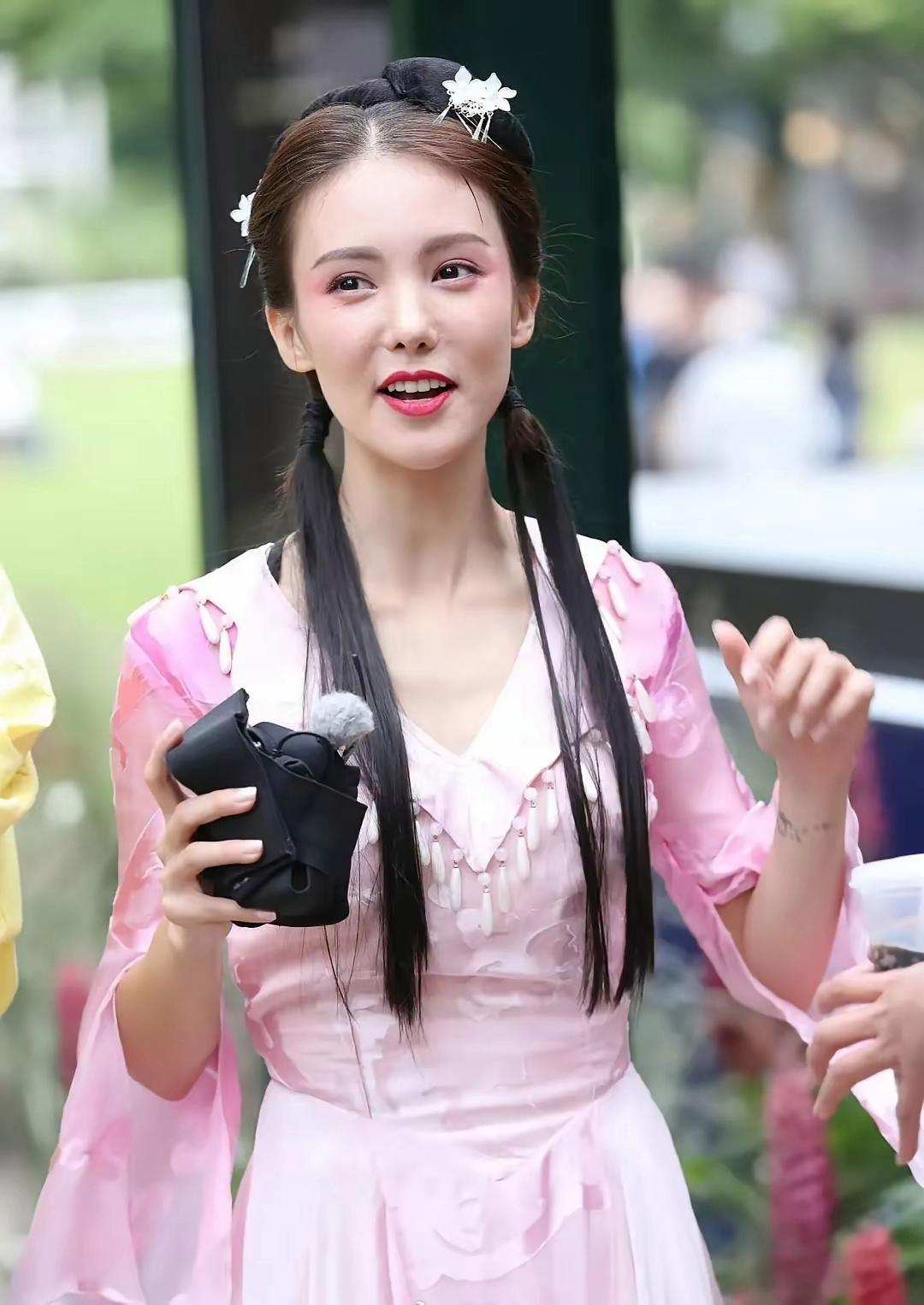 这居然是金晨吗？她的鼻子是咋了？ 