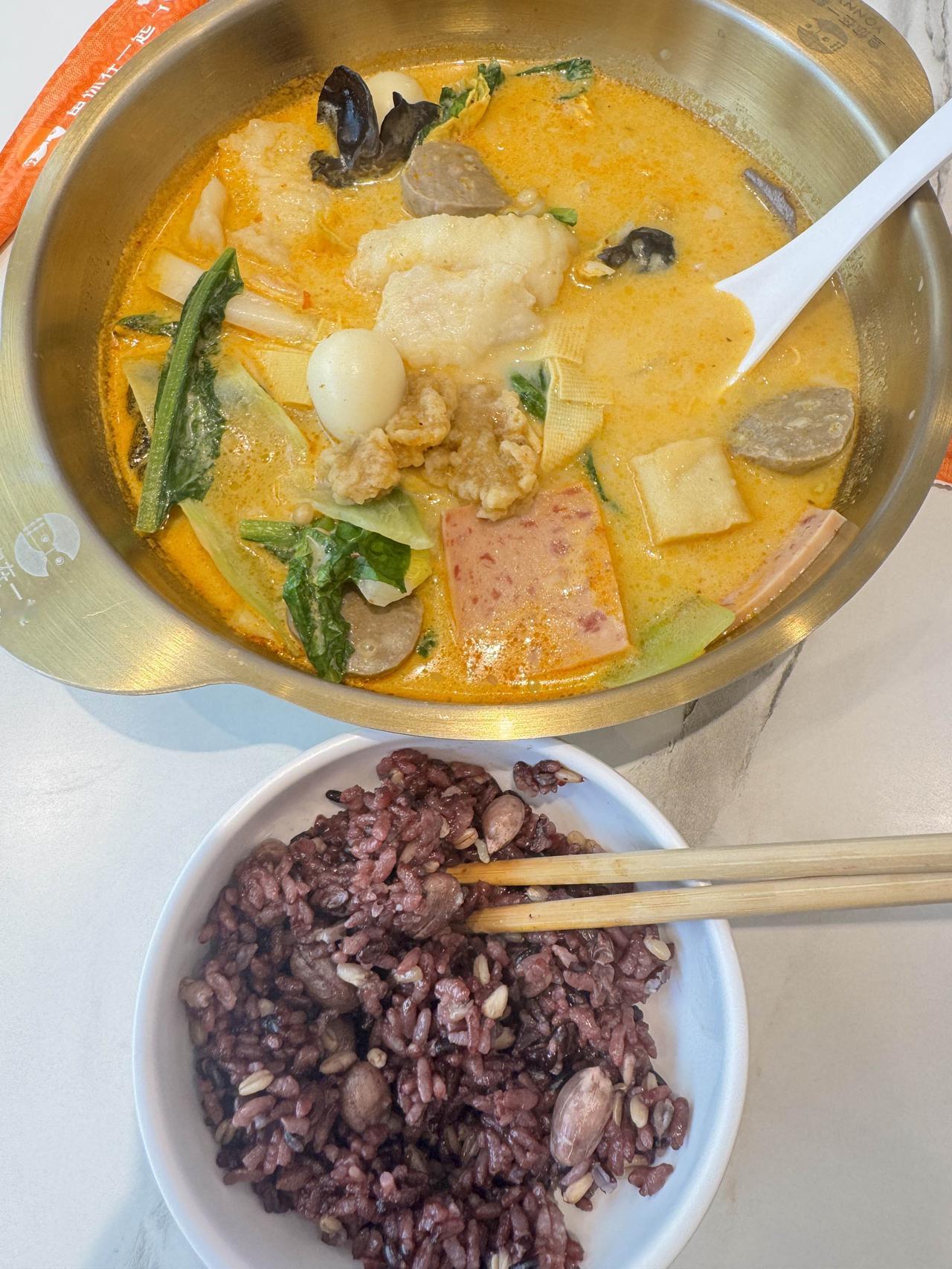 昨天中午我一个人跑外边的饭馆吃饭。那在店里客人很少，突然进来两个年轻人，要应聘服