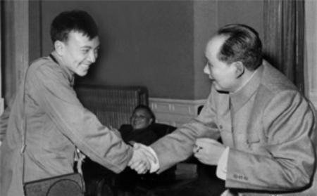 1961年，杨尚昆的二儿子杨绍明，小时候很淘气，一直是中南海里的“孩子王”，就连