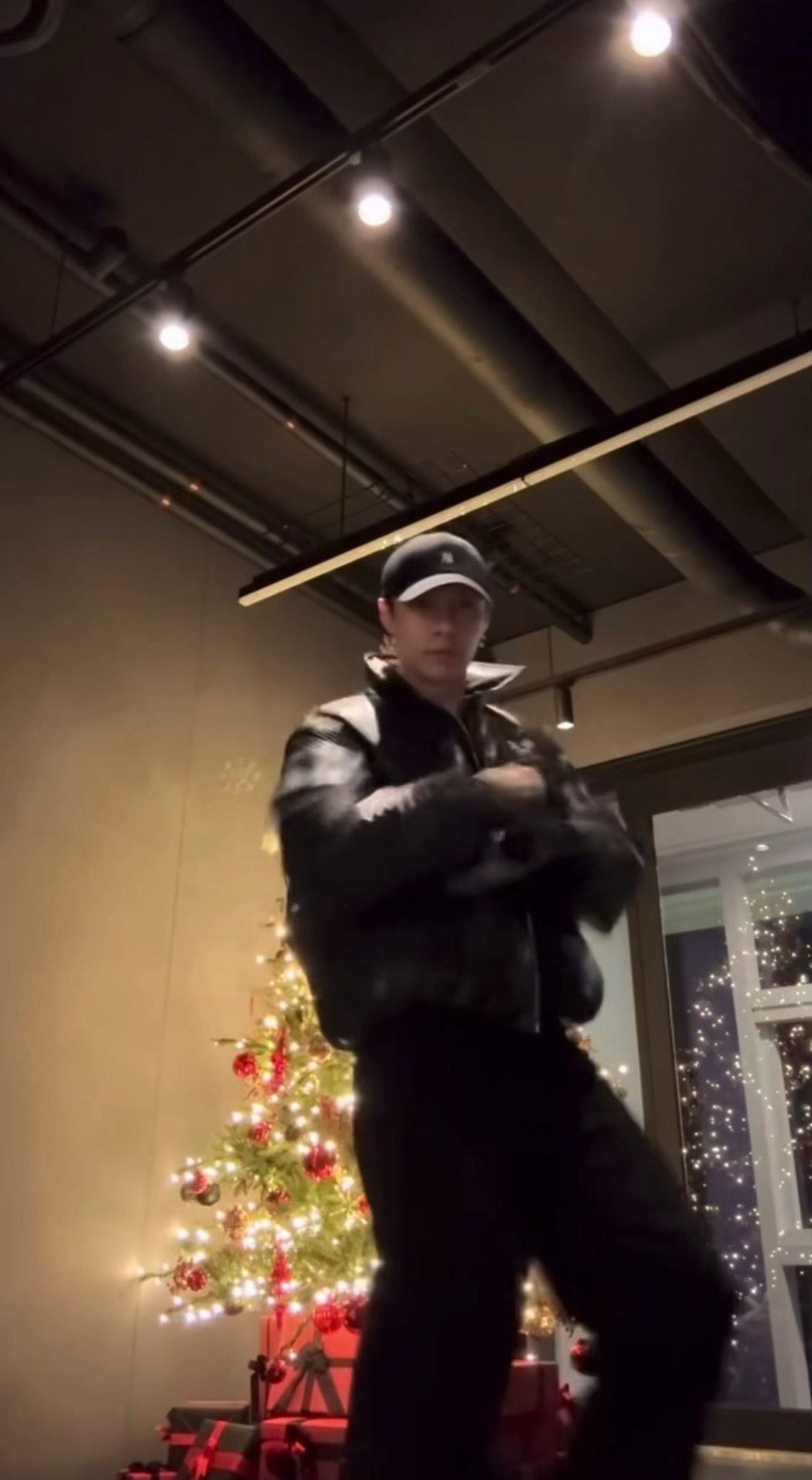 比圣诞和初雪先来的是张艺兴cha金俊勉新歌《winter is coming》?