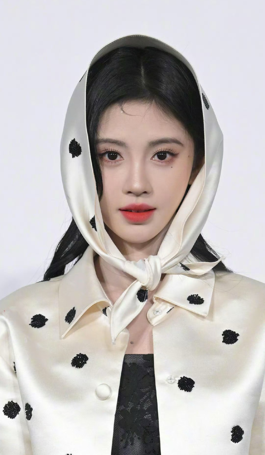以前总觉得鞠婧祎的live图像打了特殊的光谁懂，朦朦胧胧特别无瑕……昨天看她参加