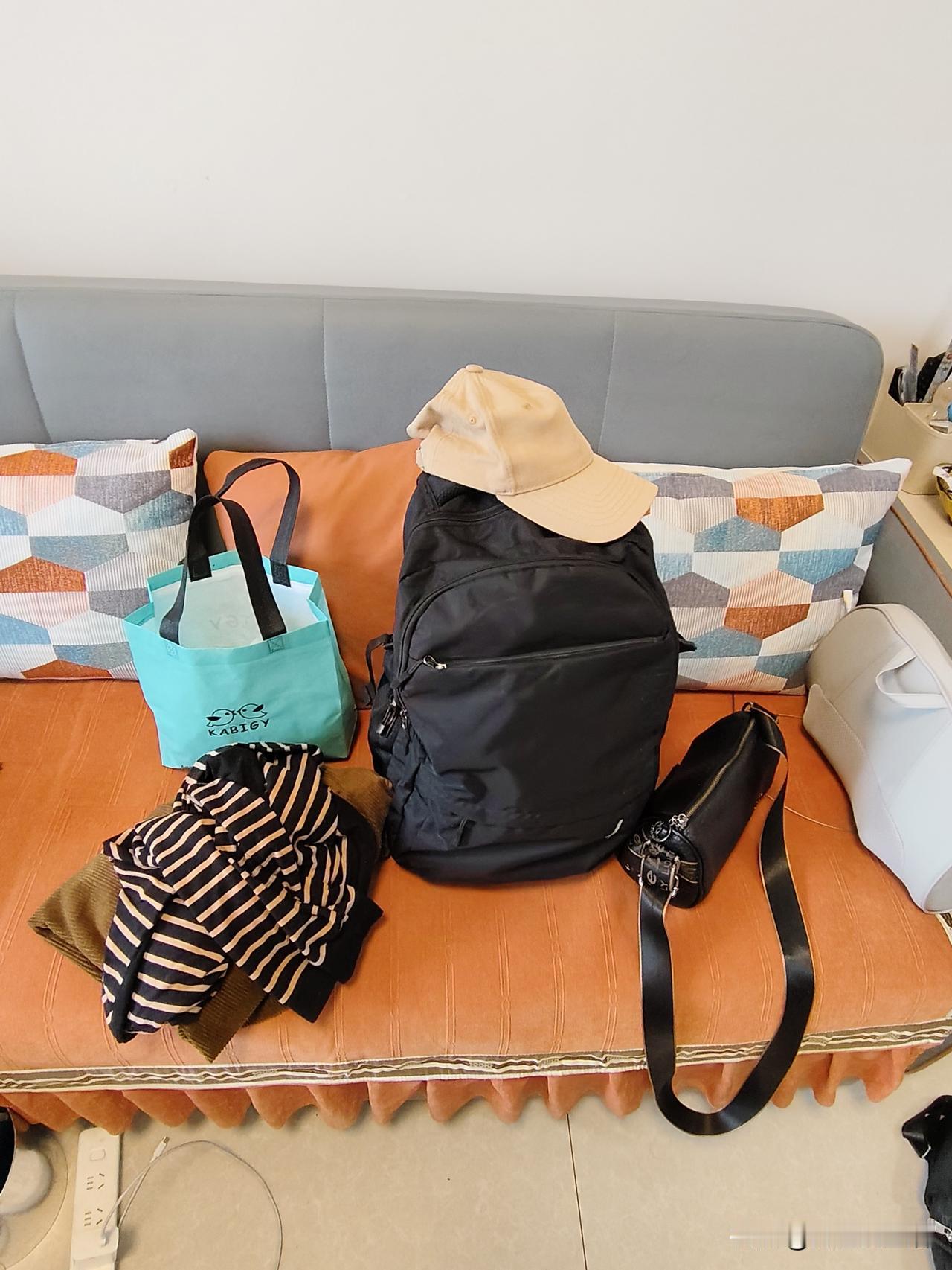 看了看长沙的天气预报，我这就开始收拾行李啦。
我买了明天上午去长沙的火车票，后天