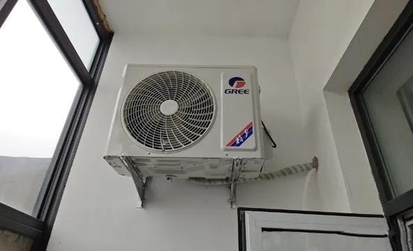 为省200元高空费，把空调外机装阳台！看似血赚，其实巨亏。
 
最近一件生活小事