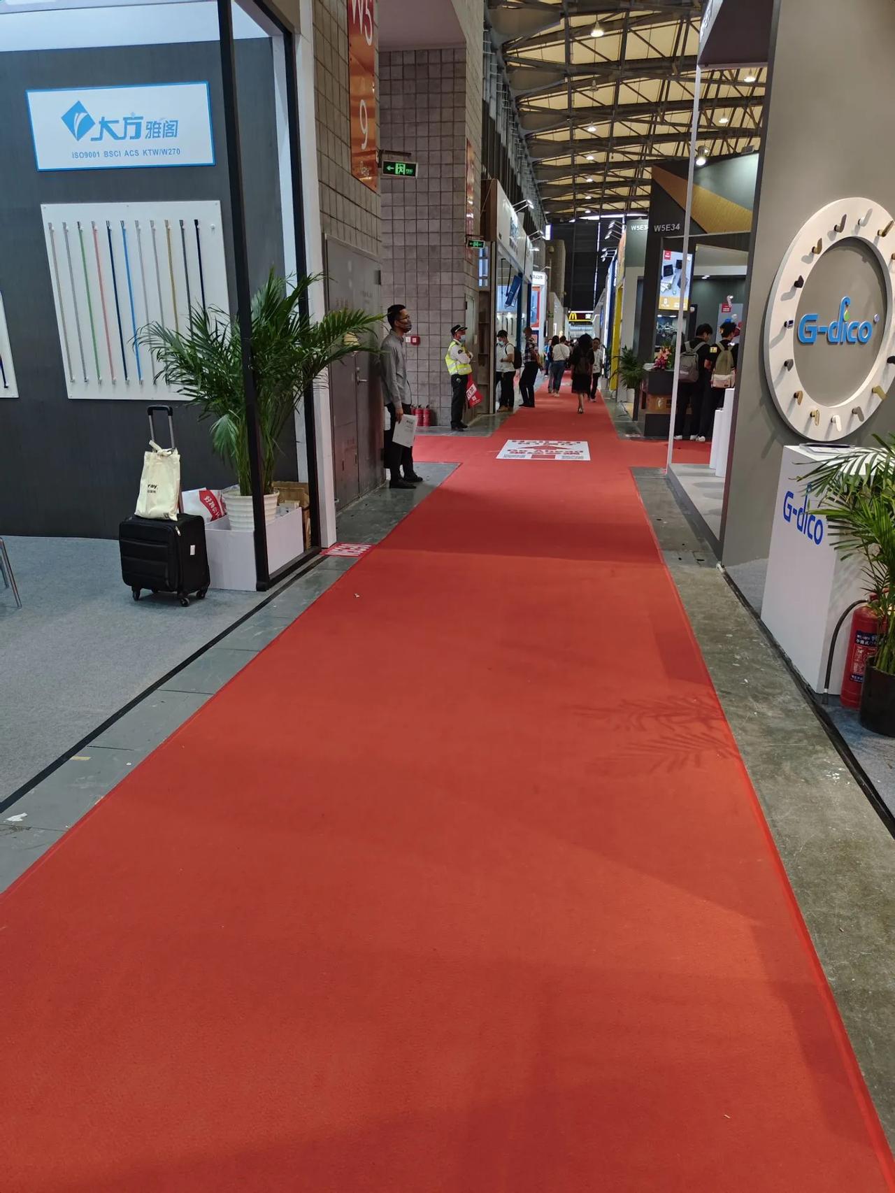 看到这位仁兄，我仿佛看到了我的过去。
曾经的我，也和他一样，没有摊位，只能站在角