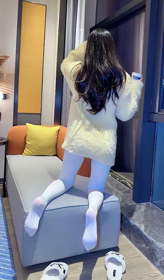 猜一猜，我手里拿的是咖啡还是奶茶[呲牙]