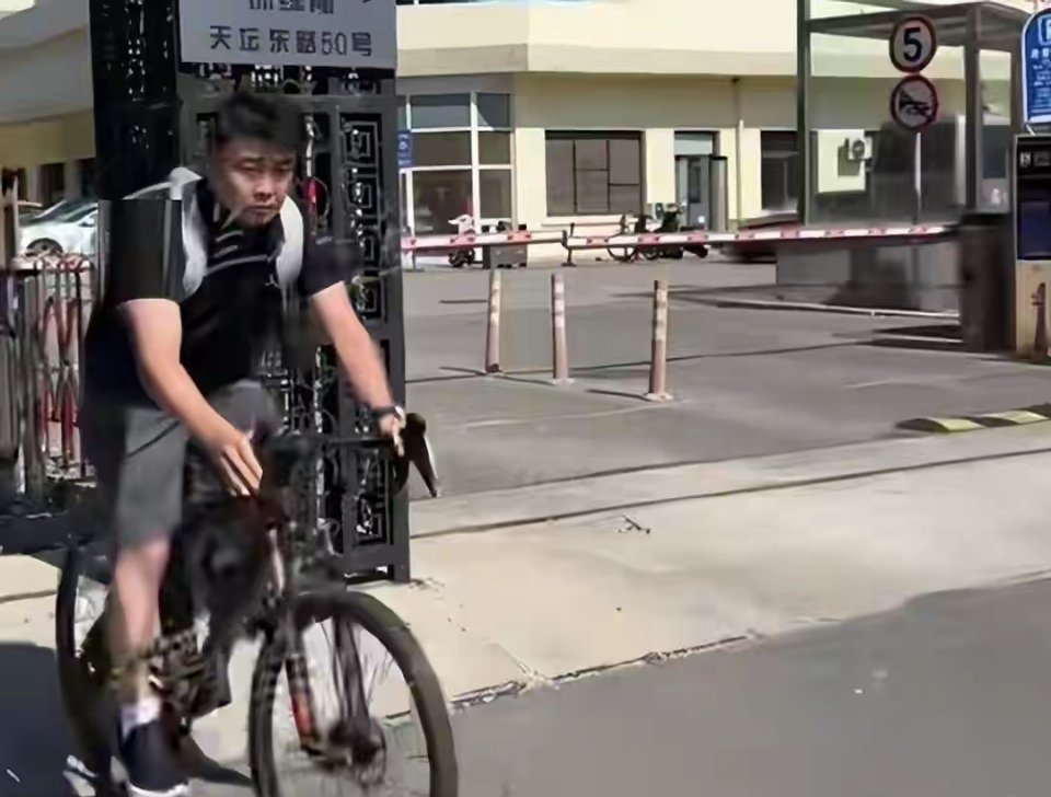 43岁王皓现状：靠自己落户北京，家庭事业双丰收，骑自行车上下班 