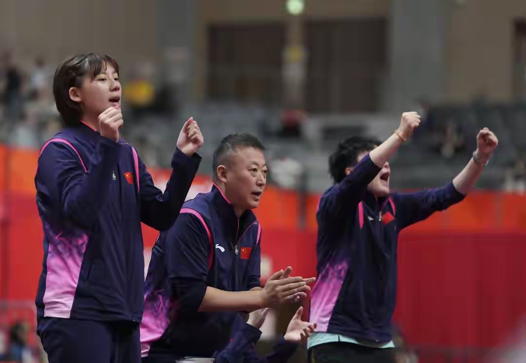马琳带领国乒女队和朝鲜队握手国乒女团卫冕只差最后一步 三盘一局未失！孙颖莎稳稳拿