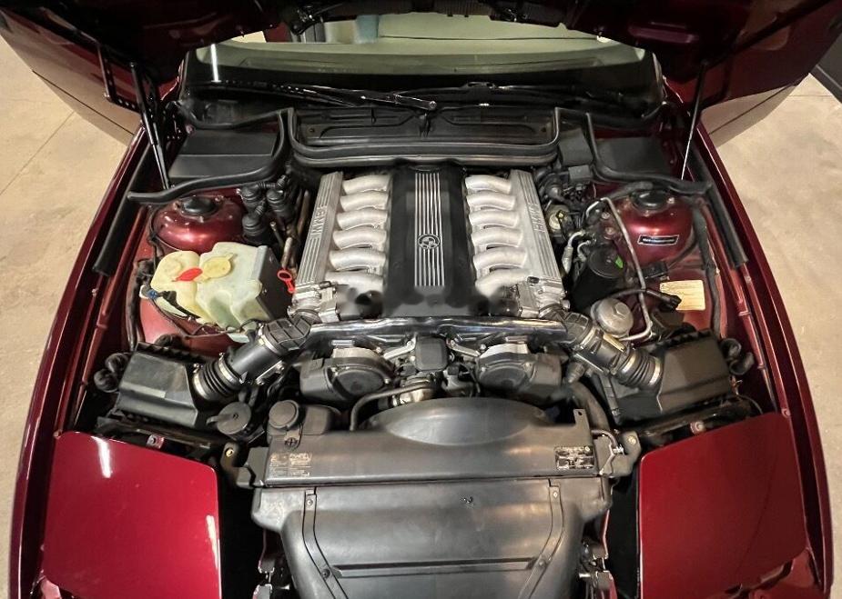 宝马850，这台V12的发动机可以输出300马力，1990年在瑞典上的牌，跑了2