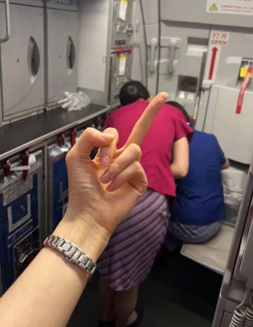 给同事竖中指的空姐[微笑] ​​​