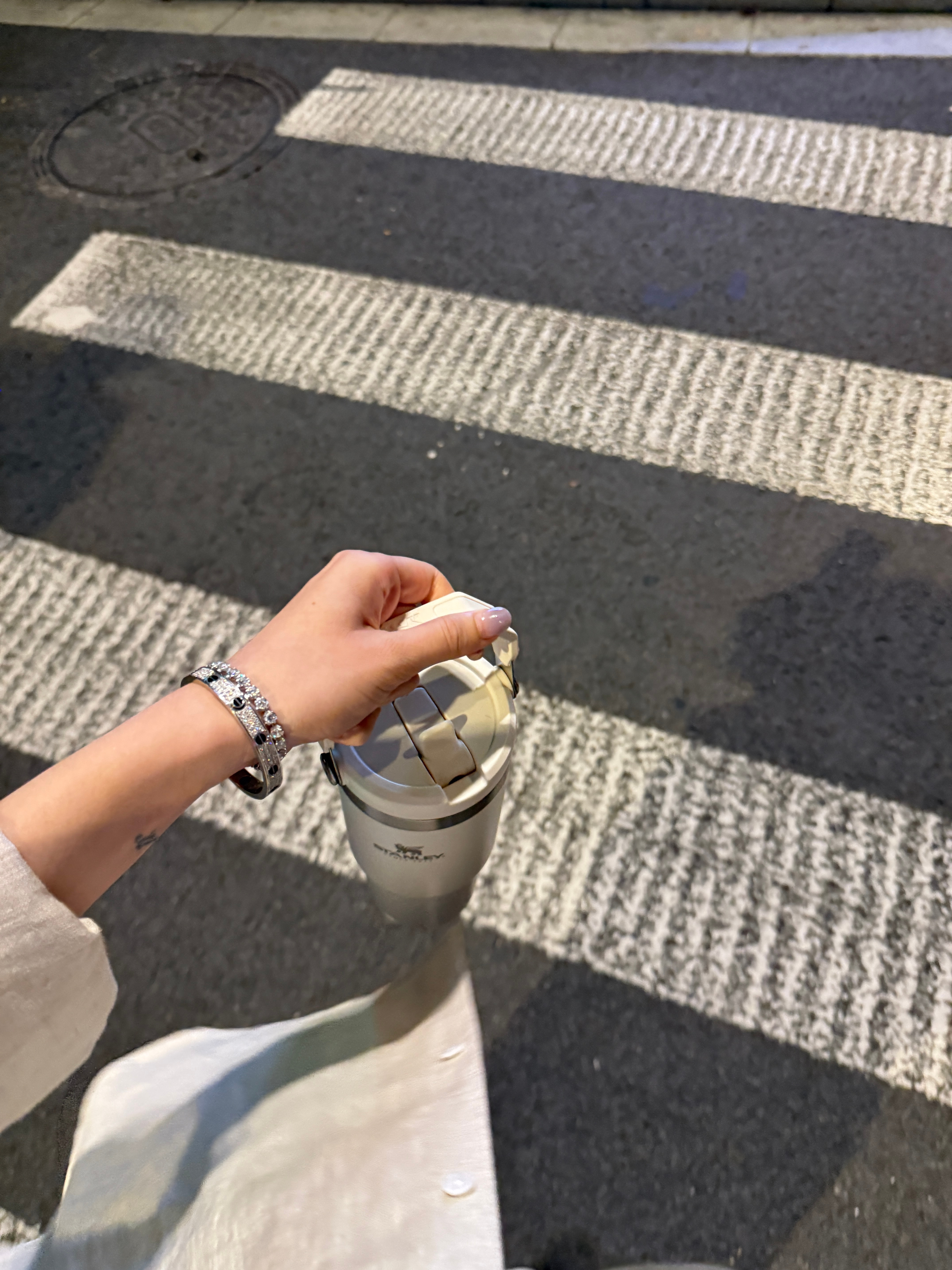最近的生活就是酱！睁眼就去上班下班从公司拎一杯热水回临时小公寓（没有热水壶）回家